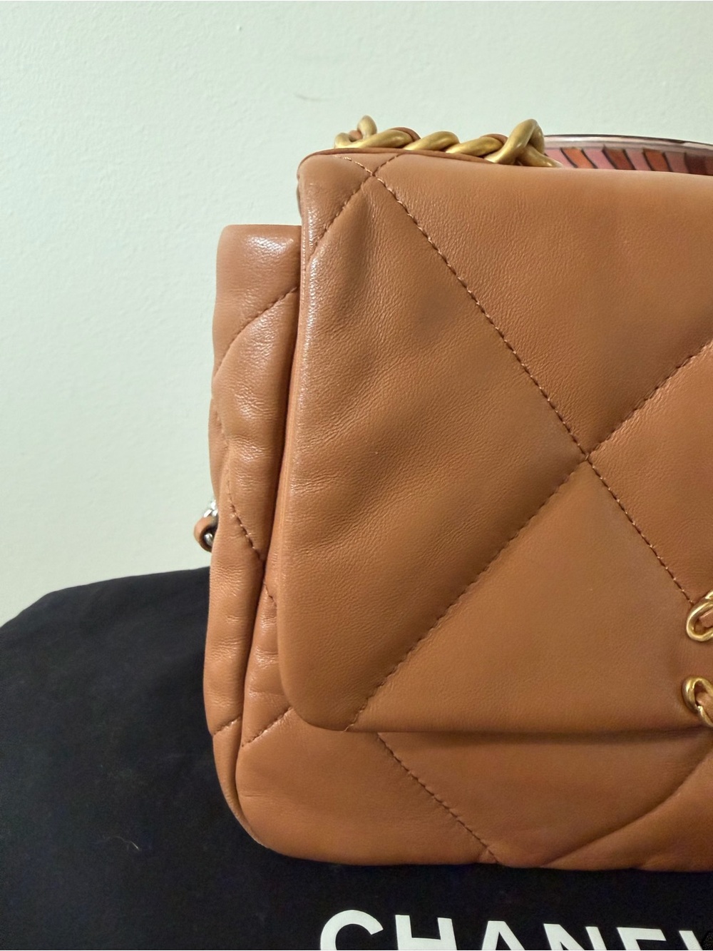 CHANEL 19 QUILTED LAMBSKIN BAG Camel color size S microchipped - Picture 6 of 16